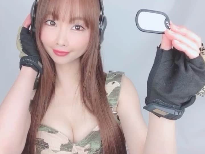 のインスタグラム：「CRAさんで、ドッグタグを作って頂きましたっ💞  あっという間に作ってくれて感動です💜🥺💜 私は、5項目入れてもらったよ💖  大切にします❣️ #CRA  #ドッグタグ  #サバゲー  #サバイバルゲーム  #gunドル  #tacticute ‬#生存遊戲 #サバゲー女子 #サバゲーファッション #military #tactical #tacticool #tacticutest #airsoft #airsoftgirls #airsoftworld #airsoftnation #girlsandguns #girlswithgun #airsoftlove #gungirl #坂地久美 #sakachikumi #cra #サバゲーいこうぜ」