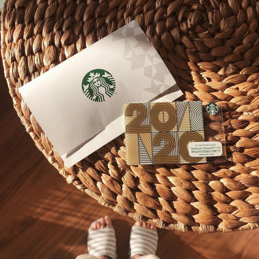 森山菜々のインスタグラム：「Xmasにホームパーティーしたとき﻿ 藍にもらったスタバカード💳☕️🎄💫﻿ ﻿ ねー次いつホームパーティーするよーー﻿ 基本、人間とわんころの割合いっしょよね👱🏽‍♀️🧔🏽🐶」