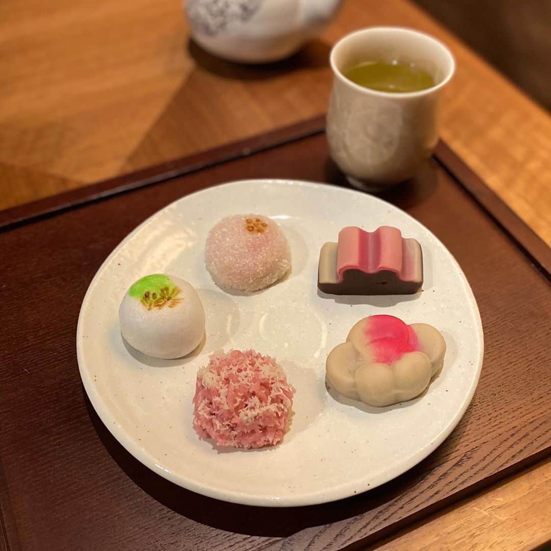 鮫島彩のインスタグラム：「・ ・ 和菓子もたまには食べたい🍡  完全予約制で、予約した時間に受け取りに行く和菓子屋さん。  大変美味でございました🙏  #京都グルメ #関西グルメ #嘯月 #和菓子 #上生菓子」