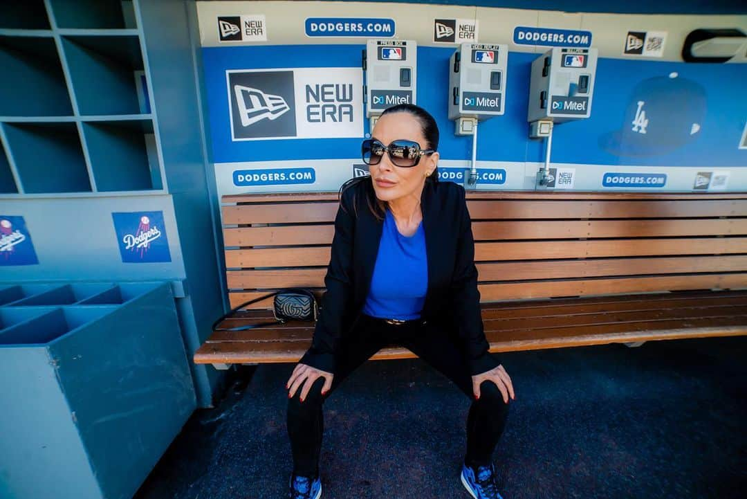 リサ・アンさんのインスタグラム写真 - (リサ・アンInstagram)「Pre Game in the dugout as I prep for SiriusXM Fantasy Football with John Hansen @siriusxmfantasy  Tune in for “Guru In The Morning”  7-9am et Sirius 210 XM 87 & streaming on the @siriusxm app」1月23日 20時40分 - thereallisaann