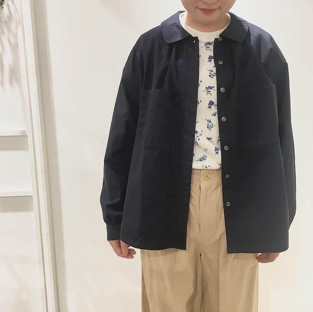 のインスタグラム：「. . 💐 new arrival 💐 . 襟から入ったギャザーに 大きめのポケット ○ . 厚みのあるオックスの生地なので 白でも透け感無く着て頂けます 👒 . . オックス製品染めギャザーシャツ . 5001BL006192 ¥7.900+tax ホワイト/サックス/ネイビー . . #ambidex #parici #pariciklassisk  #パーリッシィ」