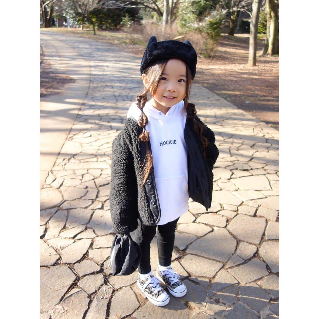 Saraさんのインスタグラム写真 - (SaraInstagram)「. coordinate♡ . 安定のモノトーン🖤 フライトキャップが 耳みたいに見えるね🐱🐾 . flight cap ▶︎ #radchap  outer ▶︎ #alphaindustries  pants ▶︎ #branshes shoes ▶︎ #converse  bag ▶︎ #lowrysfarm .  #ootd #kids #kids_japan #kids_japan_ootd #kjp_ootd #kidsfahion #kidscode #kidsootd #kidswear #jeanasiskids #キッズコーデ #キッズファッション #インスタキッズ #alpha #アルファ #アルファインダストリーズ #フライトキャップ」1月23日 20時44分 - sarasara718