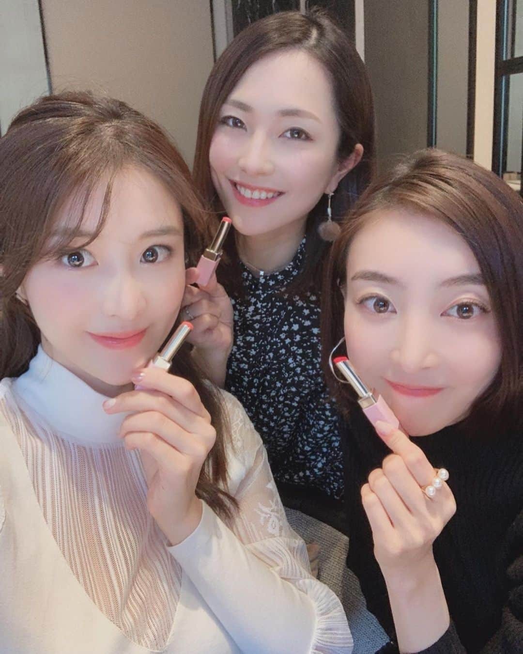 Remiさんのインスタグラム写真 - (RemiInstagram)「new lips💄💄💄 最近仲良くなったWまいちゃん @m.hakase & @maipu0125 とランチ💓 昨年結婚をした新婚のお2人から幸せお裾分けしてもらいました🥰🥂 そんな幸せいっぱいの2人にクレ・ド・ポー ボーテ様から頂いたお揃いリップをプレゼント💝  @cledepeaubeaute のマニフィカトゥールレーブルnは、色持ちが良いだけでなくスキンケア効果もあるティントバーム✨ 今回のリニューアルで機能性がさらにアップし3色展開になったので、3人でそれぞれ好みのカラーで塗ってみました💕 はかまいはコーラル、渡辺舞ちゃんはレッド、私は普段あまり選ばないピンクを使ってみましたが、どれも自然な色味でふっくら唇を演出💄✨ バレンタインなど特別なデートにはちょっとした変化を楽しみたいもの。リップの色を少し変えるだけで気分も変わりますよね🥰 乾燥しやすい今の時期にもぴったり✨  今ならバレンタイン限定のギフトボックスに入れてもらえるので、お友達へのプレゼントにもオススメです🎁  #主婦会 #葉加瀬マイ #渡辺舞　#バレンタインギフト #クレドポーボーテ #マニフィカトゥールレーブルn #ティントリップ #リップ #バレンタインメイク #PR」1月23日 20時45分 - remi_912