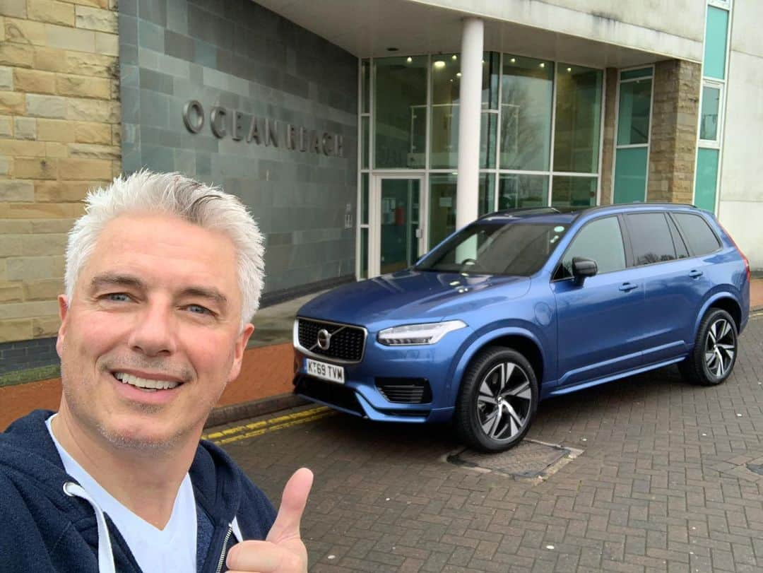 ジョン・バロウマンさんのインスタグラム写真 - (ジョン・バロウマンInstagram)「Picked up the #xc90rdesign #t8 @volvocarscardiff for our road trip to #scotland I’ll be doing some filming up in #Glasgow and visiting family #burnsnight .Will keep ya posted on the journey with mum and dad. Jb  #loan #longtestdrive . @volvocars @volvocaruk  #fabulous #pluginhybrid」1月23日 20時48分 - johnscotbarrowman