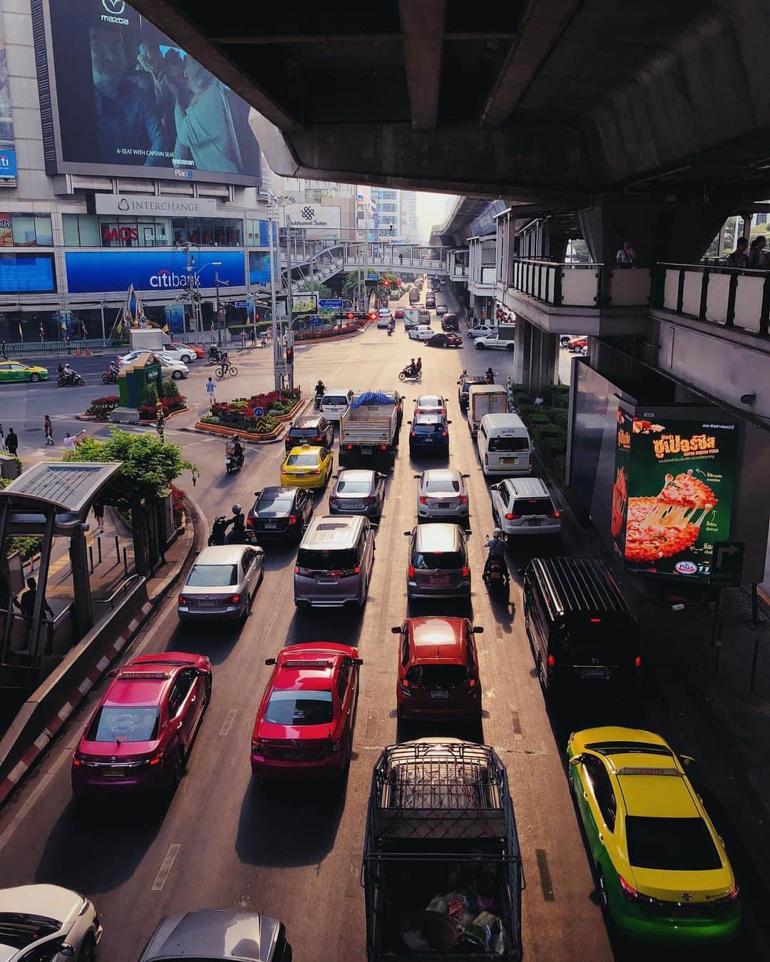 Amata Chittaseneeさんのインスタグラム写真 - (Amata ChittaseneeInstagram)「Same shit, different day, everyday 🚗🚛🚕🚚 #Bangkok #Traffic #airpollution #climateemergency」1月23日 20時59分 - pearypie