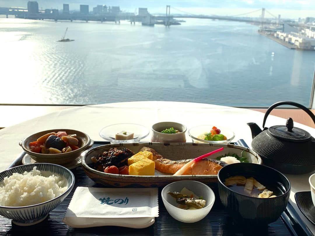 InterContinental Tokyo Bayさんのインスタグラム写真 - (InterContinental Tokyo BayInstagram)「. インルームダイニングでは、健康にも気を使った和朝食をご用意🍱 . 丁寧に焼き上げた鮭は、ご飯がすすむ一品。焼き卵、煮物小鉢、お味噌汁など日本茶とともにお部屋へお届けいたします。  清々しい朝日が映る水辺の風景をご覧いただきながら、プライベートタイムをお過ごしください🌅  #インターコンチネンタル東京ベイ #ルームサービス #高層階 #フォトジェニック #浜松町 #海の見える部屋 #24階 #レインボーブリッジ #ブレックファースト　#東京湾 　#ホテル　#朝ごはん　 #朝食　#ルームサービスで朝食 #ホテル朝食 #和食ごはん #和食 #roomservice #tokyo　#intercontinentaltokyobay  #hotel #japanesebreakfast #goodmorning #tokyobreakfast #breakfast　#breakfastwithaview #东京 #东京湾 #도쿄 #도쿄만」1月23日 20時52分 - intercontitokyobay
