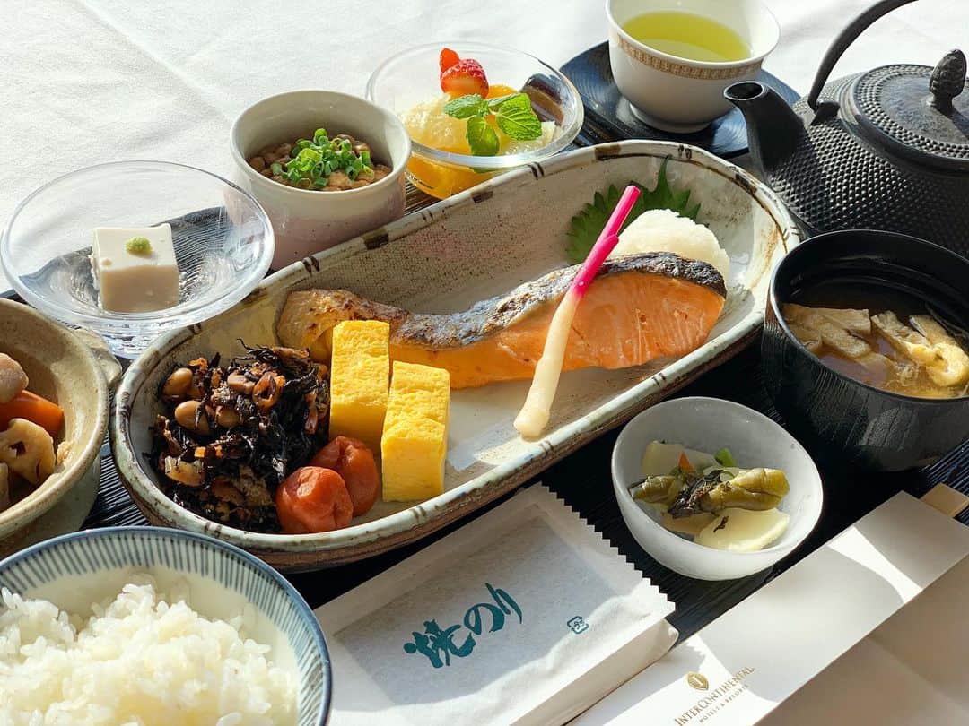 InterContinental Tokyo Bayさんのインスタグラム写真 - (InterContinental Tokyo BayInstagram)「. インルームダイニングでは、健康にも気を使った和朝食をご用意🍱 . 丁寧に焼き上げた鮭は、ご飯がすすむ一品。焼き卵、煮物小鉢、お味噌汁など日本茶とともにお部屋へお届けいたします。  清々しい朝日が映る水辺の風景をご覧いただきながら、プライベートタイムをお過ごしください🌅  #インターコンチネンタル東京ベイ #ルームサービス #高層階 #フォトジェニック #浜松町 #海の見える部屋 #24階 #レインボーブリッジ #ブレックファースト　#東京湾 　#ホテル　#朝ごはん　 #朝食　#ルームサービスで朝食 #ホテル朝食 #和食ごはん #和食 #roomservice #tokyo　#intercontinentaltokyobay  #hotel #japanesebreakfast #goodmorning #tokyobreakfast #breakfast　#breakfastwithaview #东京 #东京湾 #도쿄 #도쿄만」1月23日 20時52分 - intercontitokyobay