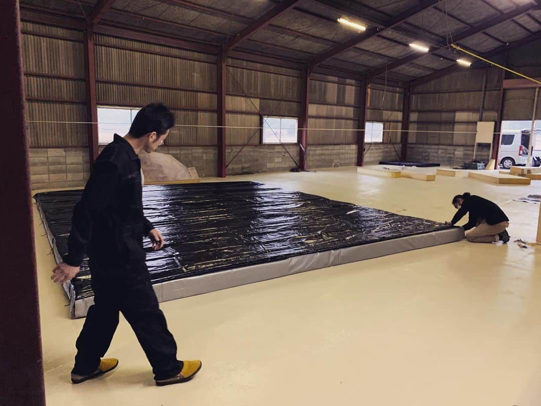 のインスタグラム：「岡山初のスラックラインジム🌴BARREL SLACKLINE GYM(バレルスラックラインジム)詳しくはプロフィール掲載のリサーチのホームページにて。 今日はメインマット作成。 @rocksclimbinggymさんに頂きました🙏 ありがとうございますーーーーーーーーーーーー‼️ #barrelslacklinegym #slacklineresearch #rocksclimbinggym #slackline #longline #highline #trickline #スラックライン #岡山 #スラックラインリサーチ #バレルスラックラインジム #ハイライン #トリックライン」