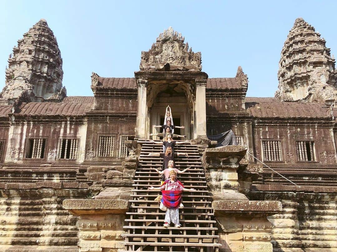 心－花雫－さんのインスタグラム写真 - (心－花雫－Instagram)「３年前にココログループで学校建設を行ったカンボジアへ再度訪問🌟 新たな校舎の建設を手伝いに、そして、カンボジアの学生の皆の笑顔に会いに行って来ました♪ まずは観光先の遺跡巡りの様子から🌟 #カンボジア #ココログループ #心花雫 #シェムリアップ #アンコールワット #ボランティア #変身写真 #京都ココログループ」1月23日 20時57分 - kokoro_hanashizuku