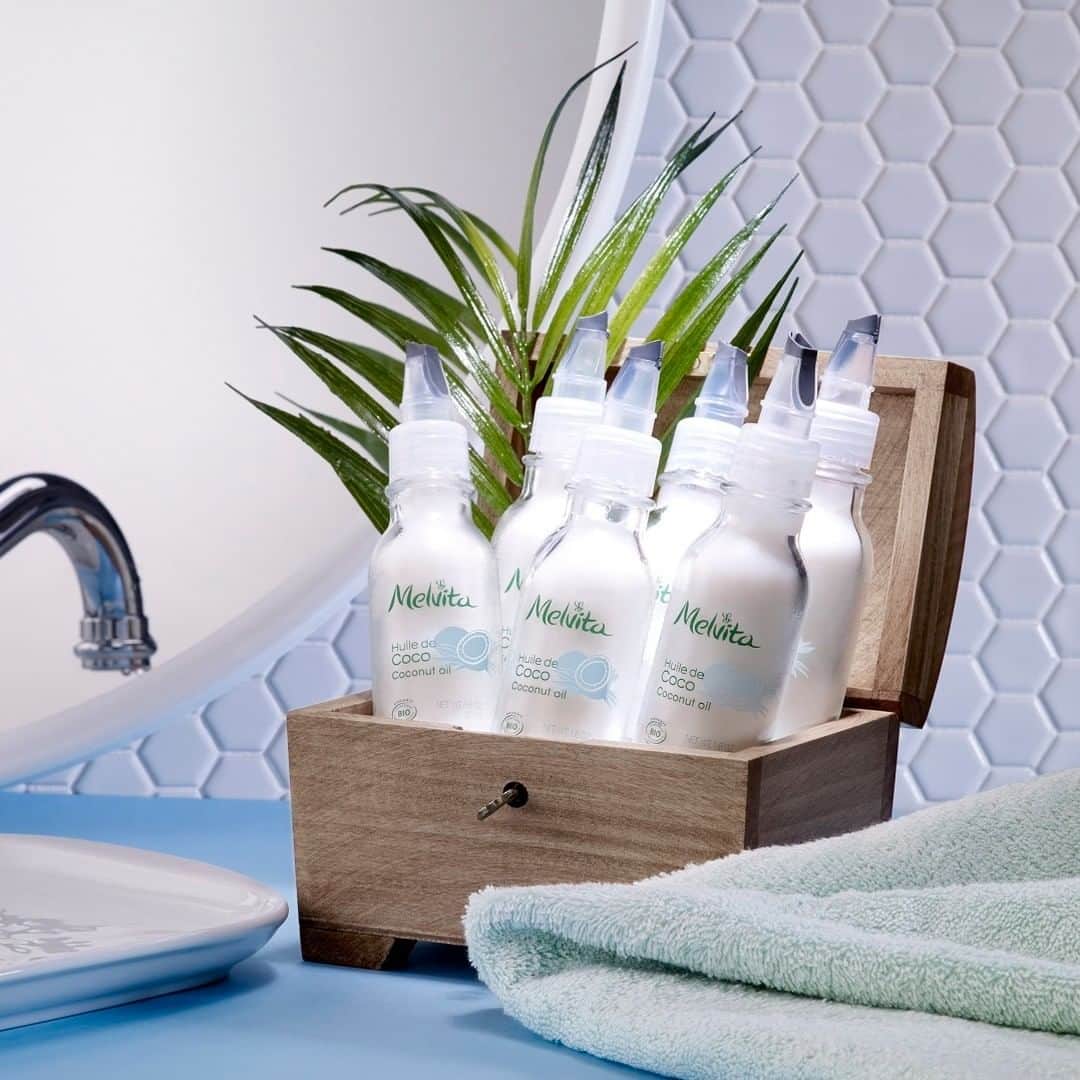 Melvita Officialのインスタグラム：「Vous êtes à la recherche d’un trésor inestimable pour vos cheveux ?  Stop ⛔ ! Nous avons trouvé ce qu’il vous faut : notre huile de coco bio, véritable or blanc de la salle de bain. 🌟 Précieuse :  100% naturelle et 99,9% biologique 🌟 Rare :  la seule huile de coco attestée « commerce équitable » pour les cheveux 🌟 Riche :  sa composition en acide laurique permet d’adoucir, de nourrir et de gainer la fibre capillaire.  Mais pour une fois, ce trésor est facile à trouver RDV sur notre site !  #melvita #huiledecoco #coconutoil #organicoils #bathoil #fairtradecertified」