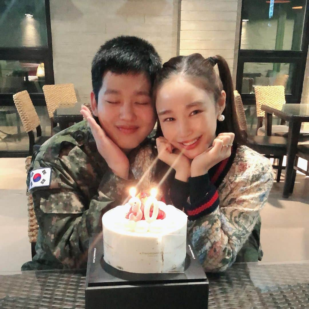 ロンのインスタグラム：「군대에 있는 나를 위해 서프라이즈 생일파티 해주고 맴버까지 섭외해서 같이 축하해준 대단한  내사랑💖 @leesagan 너무 고맙고 사랑해😍 그리고@unfinished__j2k @euijin_bigflo_daonez  형들 너무 고마워!! 생일축하해준 모든분께 너무 감사합니다 행복한 생일이였습니다👍 #서프라이즈생파 #내사랑최고」