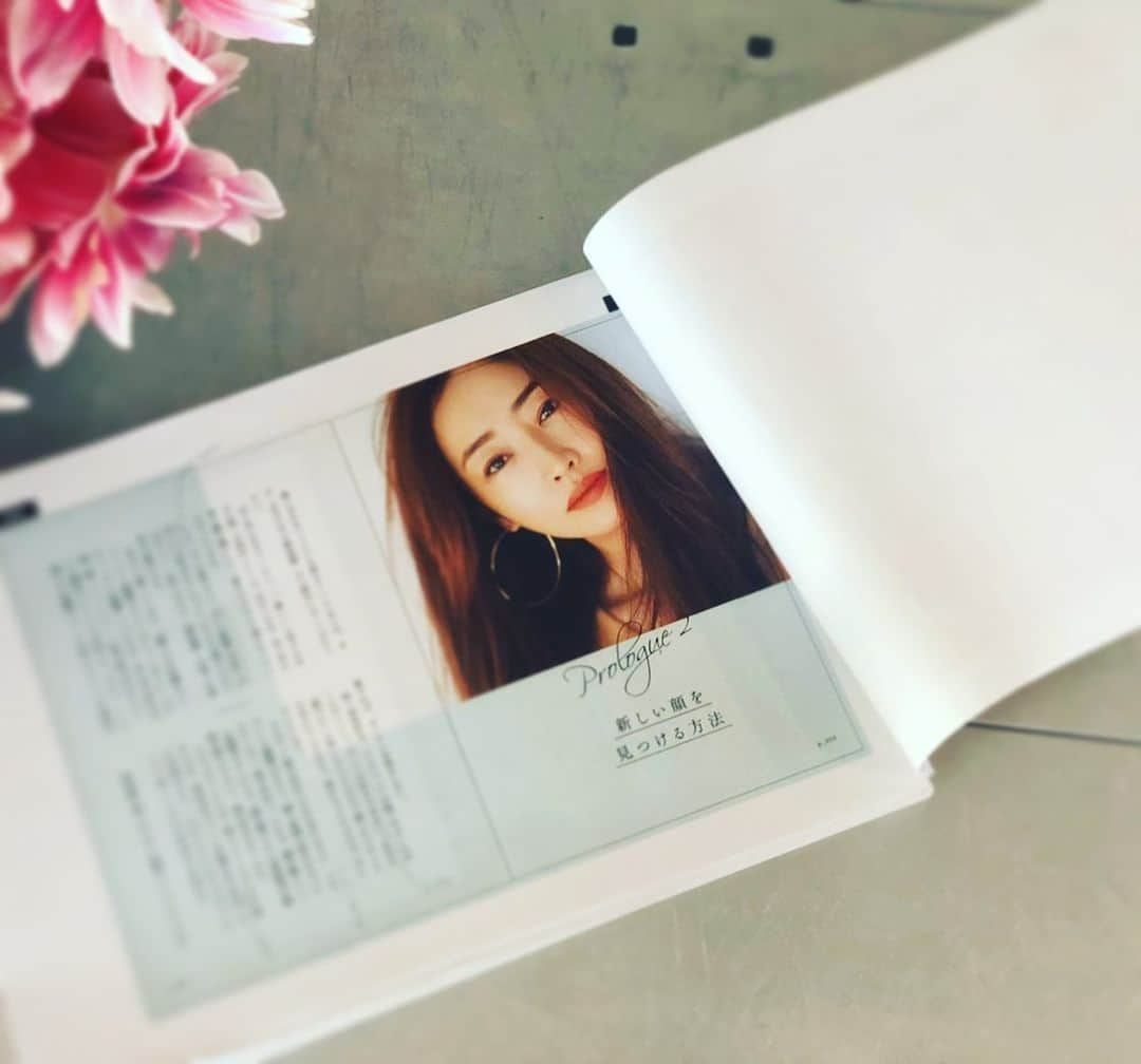 神崎恵さんのインスタグラム写真 - (神崎恵Instagram)「2月25日に発売予定の新刊。 『服が似合う顔が欲しい』 お待たせをしてしまいました🙏✨ 今週末には、発売イベントとビューティ講座のお申し込みの詳細をお伝えできる予定です。 新しい内容でドキドキしますが、仕上がるのが楽しみです。 イベントでお会いできるのもとても楽しみです😌✨ そしてそして、昨日発売の美的の付録、監修したリップブラシへのコメント、投稿、ありがとうございます！ かなりかなり評判の良い仕上がり。 嬉しいです✨ #新刊 #新刊イベント #新刊ビューティ講座」1月23日 21時01分 - megumi_kanzaki