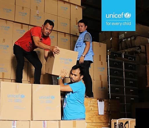 アン・カーティスのインスタグラム：「Help children affected by the TAAL eruption by sending these lifesaving supplies -  Hygiene Kit - can help provide soap, toothbrushes, toothpaste, and other hygiene supplies for a family of six for P2,000.00. Recreation Kit - can help provide a child friendly space good for 20 children with sports equipment and art and recreation P3,000.00. Water Purification Kit - can help provide safe drinking water to 30 families for one month for P5,000.00 DONATE NOW at donate.unicef.ph Link is in my bio too」