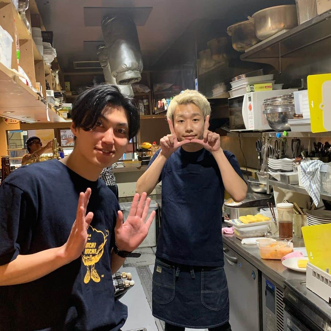 池田真一のインスタグラム：「極ライブありがとうございました！ ネタもコーナー楽しかったです！ やっぱり極ライブも最高やね！  こっちこっち〜今日は昨日とうってかわって男前2人です！  皆さんお待ちしております！」