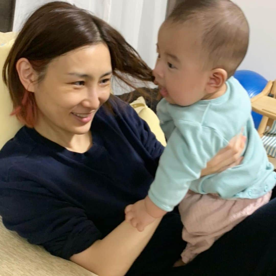 伊藤春香さんのインスタグラム写真 - (伊藤春香Instagram)「息子が「ひっぱる」を覚えました。﻿ 「すごい！と「痛い！」の﻿ 同時進行。﻿ ﻿ #生後4ヶ月﻿ #親バカ #親バカ部 #赤ちゃんのいる生活  #ちびけん #赤ちゃんのいる暮らし #赤ちゃん #子育てママ #日常記録」1月23日 21時16分 - ha_chu