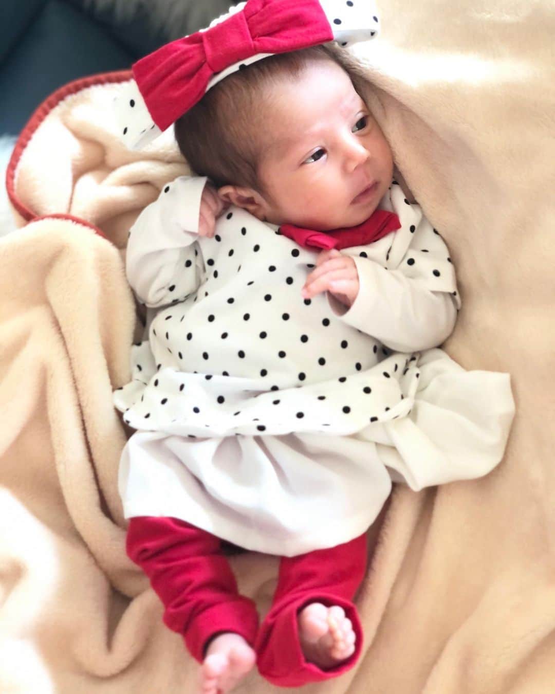 村上シェリーのインスタグラム：「2019年12月28日 3156g の女の子が産まれました。 • • ✨Emma Stefany ✨です。 宜しくお願いします♪  毎日変わっていく顔。 これからの成長が楽しみです✨  気づけばあと少しで生後1カ月。 元旦に退院して、ほぼ携帯も触らず怒涛の3週間半でした。やっと赤ちゃんのいる生活に慣れてきたかな✨  最近は抱っこし続けないとより一層寝てくれなくなったので試行錯誤の毎日です👶🏻💓 • • •  #emmastefany #justborn #新生児 #新米ママ #newbornbaby #産まれてきてくれてありがとう  #赤ちゃんのいる生活 #barkinstyle #村上シェリー　#babygirl #babymodels」