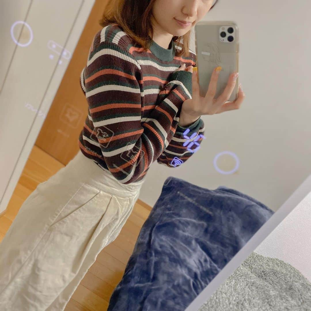 森杏奈さんのインスタグラム写真 - (森杏奈Instagram)「ㅤㅤㅤㅤㅤㅤㅤㅤㅤㅤㅤㅤㅤ ㅤㅤㅤㅤㅤㅤㅤㅤㅤㅤㅤㅤㅤ 今日も今日とてアンバサダー活動させていただきます！👏🏻 ㅤㅤㅤㅤㅤㅤㅤㅤㅤㅤㅤㅤㅤ 実は、置き場所を変えました！笑 ベッドの横に置くことにしました～☺️🖐🏻 ㅤㅤㅤㅤㅤㅤㅤㅤㅤㅤㅤㅤㅤ さてさて、LG stylerのダウンロードコースは ダウンジャケット管理/ダウンジャケットの乾燥など、 冬物衣類に特化した機能があるんです👆🏻 ㅤㅤㅤㅤㅤㅤㅤㅤㅤㅤㅤㅤㅤ 革物、ニットやウールなどの冬物衣類は自宅での洗濯やお手入れが難しいですよね‥‥ LG stylerなら専用アプリ「LG SmartThinQ」のダウンロードコースに、 静電気除去コース、毛皮をケアできるエアフレッシュコースなどがあって お手入れが難しい冬物衣類を簡単にケアすることができるんです🥺 もうLG stylerなしの生活は考えられません😱笑 ㅤㅤㅤㅤㅤㅤㅤㅤㅤㅤㅤㅤㅤ 冬物衣類につきものの厄介な静電気。 LG stylerの静電気除去コースを活用すると静電気が減少します👍🏻 もうあのバチッ💥とはおさらば‥‥😣♪ ㅤㅤㅤㅤㅤㅤㅤㅤㅤㅤㅤㅤㅤ また、LG stylerは衣類だけでなく、 冬に必需品なアイテム。マフラー、帽子、手袋などのケアにも最適🤭 毎日洗濯するのは大変だけど、頻繁に使用するマフラーや 洗濯しすぎると型が心配な帽子は帰宅したらすぐにLG stylerへ🤲🏻 ㅤㅤㅤㅤㅤㅤㅤㅤㅤㅤㅤㅤㅤ 写真にも載せましたが、1回使った後のフィルターには ほこりやら髪の毛やらが付いています🤔こんなについていたんだ‥‥と驚きです。 日々のケアも簡単なのでありがたい🙏🏻 ㅤㅤㅤㅤㅤㅤㅤㅤㅤㅤㅤㅤㅤ 地味に助かるのはドアにハンガーをかける所がある事☝🏻 (ズボン折り目ケアを使う時にズボンを掛けておく用途) ジャンパー等は中に掛けてからジッパーを閉めるのがなかなか難しく、 ここにかけてジッパーを閉めてから中に掛けています👗👏🏻 ㅤㅤㅤㅤㅤㅤㅤㅤㅤㅤㅤㅤㅤ #LGエレクトロニクス #LGstyler #LGスタイラー #スタイラー #衣類ケア家電 #おすすめ衣類ケア家電 #家電製品 #インテリア #衣類ケア#SponsoredbyLG ㅤㅤㅤㅤㅤㅤㅤㅤㅤㅤㅤㅤㅤ この記事は、LGエレクトロニクスから製品を無料提供いただき作成しました。 @LG_Japan_Kaden ㅤㅤㅤㅤㅤㅤㅤㅤㅤㅤㅤㅤㅤ」1月23日 21時10分 - _morianna