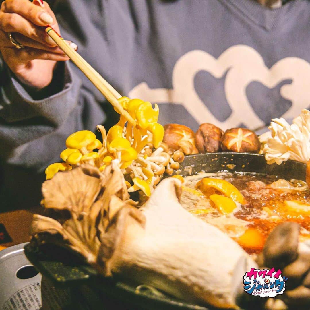 MBS「Kawaii JAPAN-da!」さんのインスタグラム写真 - (MBS「Kawaii JAPAN-da!」Instagram)「. 寒いこの季節、温かいお鍋が恋しくなりますが、 気になるのは毎年その年ごとにスープや具材など流行となる“#トレンド鍋”😋✨ . なんと2020年の最新トレンド鍋のキーワードは「天使系」「悪魔系」❗️ . 👼「天使系鍋」とは野菜を中心とした健康的でヘルシーな食材が使われているお鍋。 一方、 😈「悪魔系鍋」は高カロリーな食材を贅沢に使った美味しければ何でもありのお鍋。 . この両極端なお鍋が注目されているんです😆 . そこで1月24日(木)放送の「# カワイイジャパンダ」は、 天使系鍋と悪魔系鍋のどちらが今年のトレンド鍋に相応しいのか、天使系担当の#柴田紗希 と悪魔系担当の#古関れん に分かれて対決‼️ . 果たして勝負の行方は⁉️😁 . . #モデル #柴田紗希 #しばさき #椎名ひかり #ぴかりん #前田希美 #まえのん #くみっきー #舟山久美子 #菅沼ゆり #ゆりっぱ #古関れん #れんちゃん #mbs #mbs動画イズム #見逃し配信 #カワイイジャパンダ . #鍋 #天使鍋 #悪魔鍋 #九州黒太鼓 .」1月23日 21時11分 - kawaii_japan_da