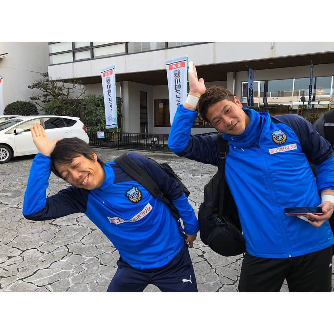 藤嶋栄介のインスタグラム：「今日で宮崎キャンプのトレーニングが終了しました。 無事怪我する事なく、トレーニングを終える事ができ、後は明日のトレーニングマッチを残すのみ。 最後まで怪我なく頑張ります！  最後の練習前には憲剛さんとBiSHポーズ。笑  #宮崎キャンプ #トレーニング終了 #トレーニングのみ #宮崎産業経営大学  #怪我なし #中村憲剛 #BiSH #BiSHポーズ」