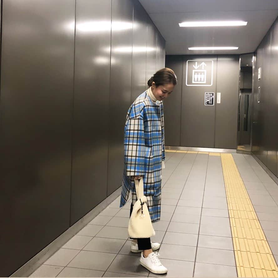 のインスタグラム：「・ このアウター目立つけど好き💙 そして着てる人も見つけやすくて 見つけたらやっぱり嬉しくてたまらない🤢 ・ ・ #ootd #yori_japan  #jilsander」