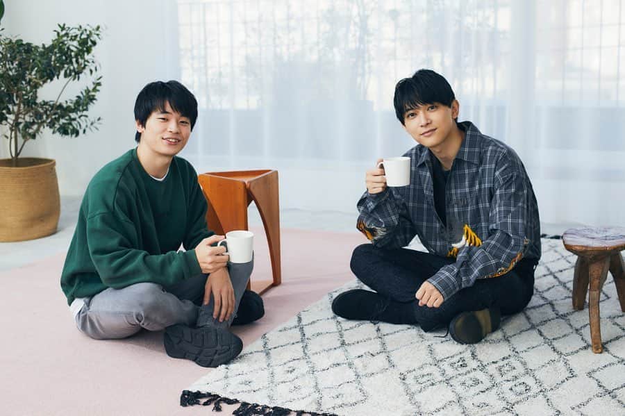 すしらーめん《りく》のインスタグラム：「SPUR3月号にて吉沢亮さんの連載コーナーにお邪魔させていただいております！  まず全国民を代表して言わせて貰うと、全てがカッコ良かった。「どのくらいか」というと、靴紐の先っちょまでウルトライケメンに見えました。  なんと。何の動画の話になっても「あれはヤバかった」と知っててくださり！！めちゃくちゃ嬉しかった。この幸せとやる気で動画制作鬼頑張ります  ありがとうございました！！」
