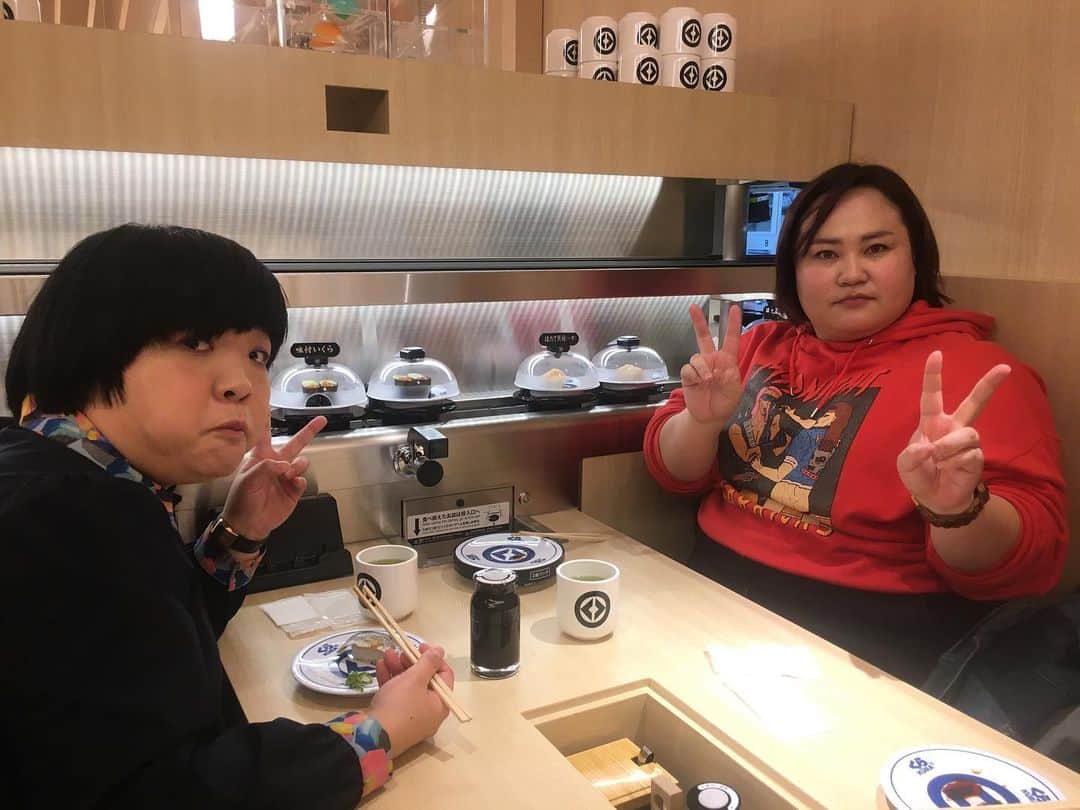 おかずクラブのインスタグラム：「スタイリストです！ 先程の続き… イベントの後… もちろん、オープンしたての、浅草のくら寿司グローバル旗艦店さんで、お寿司食べて帰ったよ🍣 くら寿司と言ったら、食べた皿の数で出来るゲーム、そしてゲームで勝つと出てくるガチャガチャ！ ゲームしたいだけだよ…と言いつつ、ついつい食べちゃうわけですが(いや、食べたいだけなんだけど…笑)、昨日も何度かゲームし、ガチャガチャで楽しみました！！！ そして当たりには、射的券なる物も入ってて、ゆいPさんが取ったのに入ってたので、帰りに射的も楽しみました！！ オカチャンがスナイパー並みに狙いを定めて、一発ゲットと言う奇跡！！！ しっかり実用性のあるくら寿司オリジナルマヨネーズ！！！！ 店舗自体がお祭りに来た位色々楽しめる感じなので、大人も子供も楽しめます！！！ 浅草に行った際には、ぜひ行ってください！！ #くら寿司 #射的 #スナイパーオカリナ #射的名人オカリナ #お祭り荒らしオカリナ #おかずクラブ #okazugram」