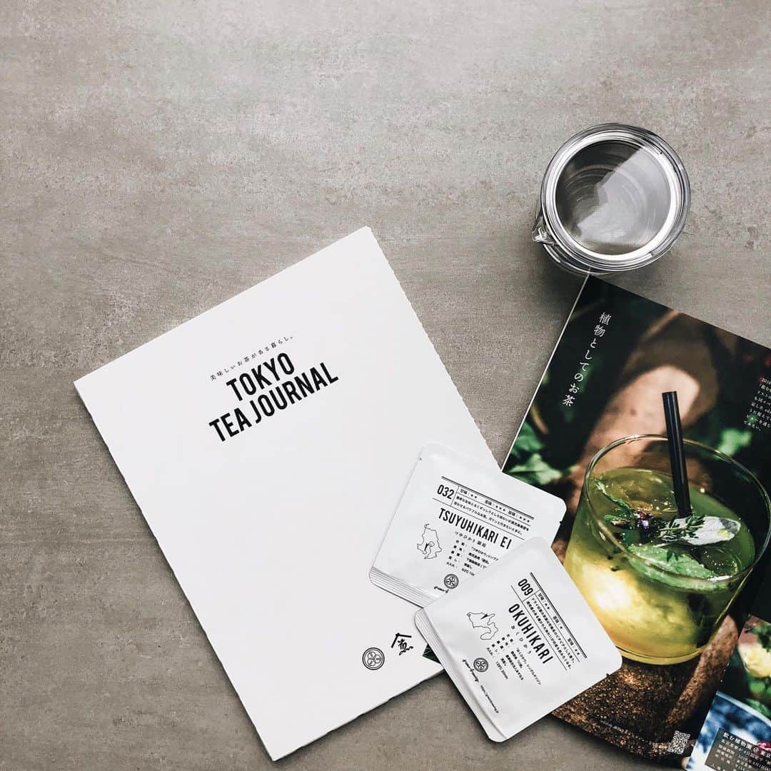 のインスタグラム：「Japanese tea life🍵 . . . 会社の元メンバーが新たにお茶のお仕事に関わっていると教えてくれた “「観て飲む」お茶の定期便“ TOKYO TEA JOURNAL . @green_brewing . . お茶の情報誌と2種類のお茶がセットになっていて お湯の温度や抽出時間による甘みや渋さの変化についてや 同じ冷茶でも作り方の違いによる味わいの違い まるでワインのようなお茶と食べ物のマリアージュについてなど コンテンツがどれも面白くて興味津々👀 . お茶に詳しくなくても、 “言われてみればあの和菓子と相性良さそう“とか “確かにこのお茶は旨味の中にも渋味が効いてていいな“とか 沢山発見がありました💫  そしてシンプルにどのお茶も美味しいこと😚♡ カフェインが気になる場合は焙煎しても美味しく飲めるみたいですよ . しばらくお茶の定期便でお気に入りのお茶を見つけて お茶ライフを楽しんでみますー🙋‍♀️🍵 . . . #お茶の定期便 #tokyoteajournal #お茶ライフ #日本茶 #naoliving」