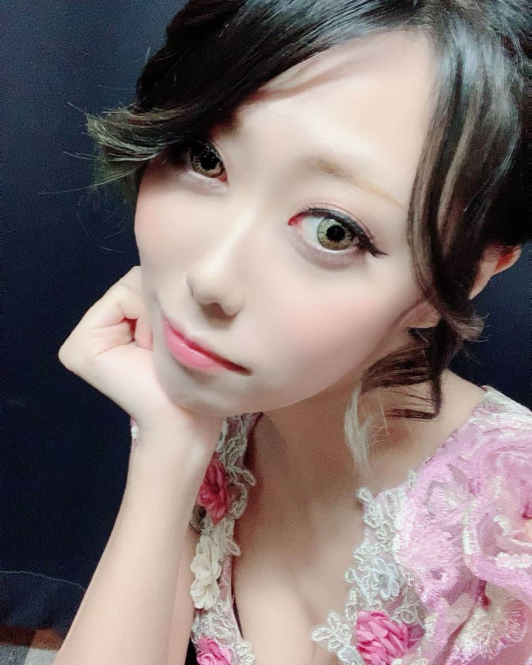 月埜紫花香さんのインスタグラム写真 - (月埜紫花香Instagram)「愛用してたカラコン(神崎メリさんプロデュースの金狼ってやつ)が廃盤で新しいの探してたら似てるの見つけて購入👀✨ クララコンタクトのロッセブラウン🌱  フチが細くてイエローゴールドっぽい発色もキレイすぎて合格💮  DIA15mmの潰さない状態で着色直径14.6mm出て欲しいと思った🤔💭 っていう投稿💁‍♀️ @claracontact  #claracontact #クララコンタクト #ロッセブラウン #カラコン #カラコンレポ #カラコンレビュー #カラコン着画 #高発色 #デカ目効果 #ハーフカラコン #キャバクラ #キャバ #キャバ嬢 #ホステス #東北 #岩手 #盛岡」1月23日 21時27分 - michel_aika