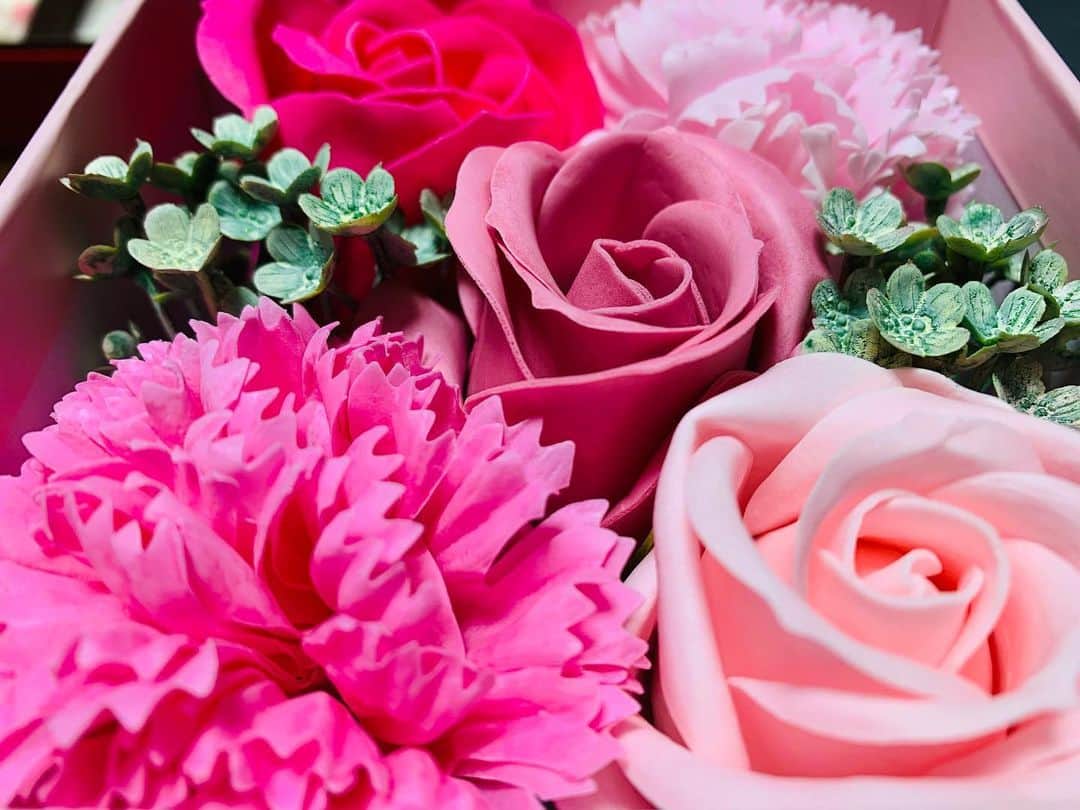 秋山ゆずきのインスタグラム：「昨日クランクアップで頂いたお花。 実はお花ではなく 入浴剤でした 泡風呂ができるらしい🌹 泡風呂で遊ぶの好きだから嬉しい。 久しぶりにあわあわお風呂で遊びます！ 情報解禁お楽しみに✨ #お花 #入浴剤 #泡風呂」