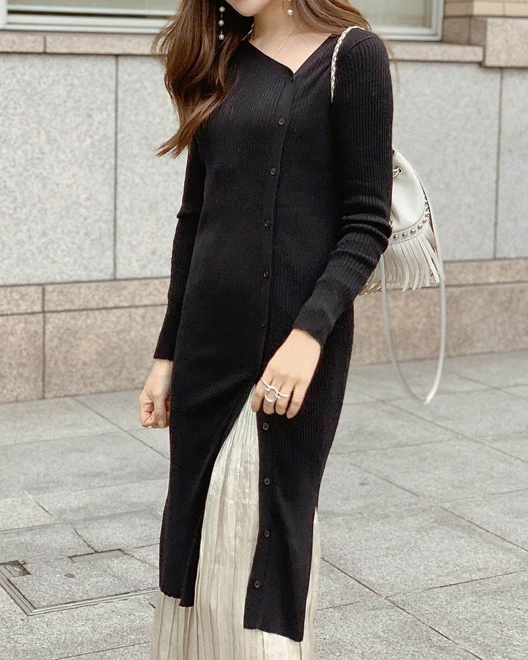 ___mikik___さんのインスタグラム写真 - (___mikik___Instagram)「𓇢 ⠀ こういう女性らしいシルエット好きだなぁ🦩♡ ⠀ blackもあります(スワイプ6枚目~) ⠀ knit…#hyeon (明日発売) denim…#levis bag…#chanel sandal…#zara」1月23日 21時30分 - ___mikik___