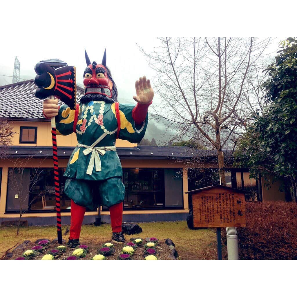 イレーネのインスタグラム：「Yo👹 雨の中東栄町へドライブ 用事を済ませ東鮨に集合... 奥三河に向かって車を走らせる時間がすごく好き。ドライブしながらだんだん肩の力が抜けてリラックスできる感じ。  今年はもっと頻繁に行こう」
