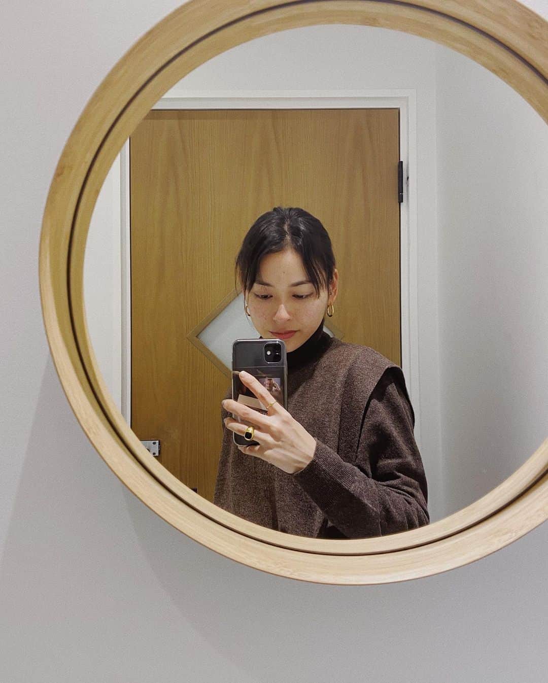 松本瞳のインスタグラム：「. ニットとダウンが手放せない季節です。 . 乾燥がすごいったら。 今年は特にすごい。🤦‍♀️ #アラサー」