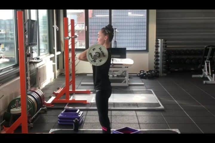 エイトォーラ・トールズドッティルのインスタグラム：「Today's strength training with my professional strength coach @kemperman_human_movement 💪🏼 Oh and at the beginning of the video I'm drinking a product from @niche4health that's called "Collageen". Have a look at their website and use the code "eythora10" to get 10% discount to buy whatever product you like! Check my story for the swipe up link.💟」