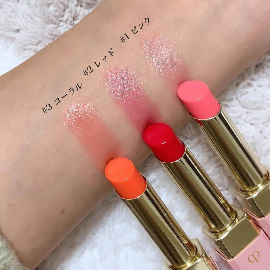 Ayanaさんのインスタグラム写真 - (AyanaInstagram)「. . . Valentine's make up❣️ . . クレ・ド・ポー ボーテ様から頂いたリップをメインに引き立てたバレンタインメイクをしてみました💝 【リップ3色使用した写真有るので、スワイプして見てね💄▶︎▶︎】 . . まず目元は定番のブラウン系で☝️✨ 大人っぽくよりも今回は少しふんわりと愛らしく見えるオレンジみのあるブラウンを使用☺️✨ 下ラインは描かずに、同じブラウン系のシャドウで下瞼全体をふんわり囲み、濃さを抑えながらもインパクトはしっかりと♡ キラキラのラメは上瞼中央と、目頭にほんの少しずつらだけ☺️ ラメの塗り過ぎは今回のリップとのバランスが微妙なので、すこーしキラッとする程度で充分💕 . . そして、今年のバレンタインメイクの1番のポイントはシアーなうるっとリップ！！ マニフィカトゥールレーブルn💄 @cledepeaubeaute . . とにかく艶重視なリップで、スルスルと塗れてひと塗りで綺麗な艶感が♡ 発色は薄付きですが、重ね塗りする度に程よくおフェロな可愛い色味が出てくれるし、ティントバームなので濃いカラーのリップを塗って、落ちて、何度も塗り直すというよりは、逆に程よい色味が長く唇に残ってくれるので、デートにはぴったり❤️ . . 医薬部外品処方なのでスキンケア効果もあって、重ね塗りする度にふっくらとしたボリューム感を演出してくれるし、くすみも整えてくれる💋 . . カラー展開はリニューアル前は1色だったのですが、 大人気商品という事で、発色やスキンケア効果などの機能性がさらに高くなって3色に💄♡ それぞれ香りも違うのがポイント💐 . 1 ピンク（ローズの香り） 2 レッド（ペパーミントの香り） 3 コーラル（ハニー&オレンジの香り） . . 今回のバレンタインメイクでは、2のレッドをベースに、3のコーラルを少し重ねて柔らかさをプラスしてみました☺️💕 . . 単色でも可愛いし、重ね塗りして色味を楽しむのも◎、手持ちの他のリップとの重ね塗りももちろん◎です！可愛い☺️✨ . . 普段結構濃いカラーのリップも好きなんですけど、ガッツリしすぎないうるっとシアーなリップが可愛いなと💕 . . かなりざっくりな説明ですが、是非もうすぐやってくるバレンタインのメイクの参考になれば…嬉しいです☺️✨ . . . #クレドポーボーテ #マニフィカトゥールレーブルn #ティントリップ #リップ #バレンタインメイク #リップメイク #バレンタイン #メイク動画 #動画 #メイク好きさんと繋がりたい #メイク好き #コスメ好きな人と繋がりたい #コスメ好きさんと繋がりたい #メイク好きな人と繋がりたい #コスメ #化粧品 #instabeauty #セルフメイク #マツエク #まつえく #今日のメイク #美容垢 #beauty #コスメ垢 #デパコス #口紅 #ヘアスタイル #ヘアカラー #お洒落さんと繋がりたい #PR」1月23日 21時39分 - ayana_218