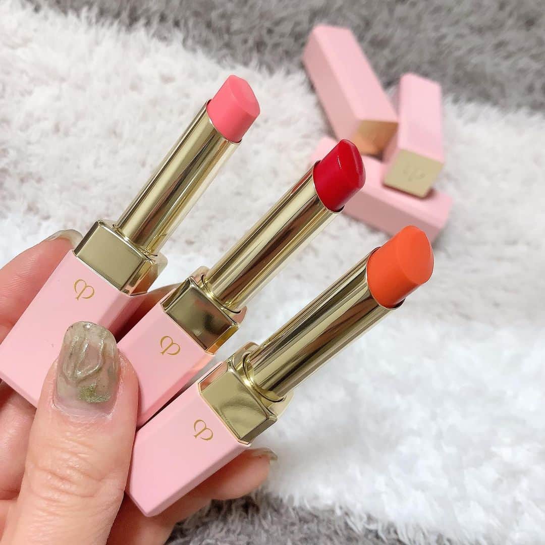 Ayanaさんのインスタグラム写真 - (AyanaInstagram)「. . . Valentine's make up❣️ . . クレ・ド・ポー ボーテ様から頂いたリップをメインに引き立てたバレンタインメイクをしてみました💝 【リップ3色使用した写真有るので、スワイプして見てね💄▶︎▶︎】 . . まず目元は定番のブラウン系で☝️✨ 大人っぽくよりも今回は少しふんわりと愛らしく見えるオレンジみのあるブラウンを使用☺️✨ 下ラインは描かずに、同じブラウン系のシャドウで下瞼全体をふんわり囲み、濃さを抑えながらもインパクトはしっかりと♡ キラキラのラメは上瞼中央と、目頭にほんの少しずつらだけ☺️ ラメの塗り過ぎは今回のリップとのバランスが微妙なので、すこーしキラッとする程度で充分💕 . . そして、今年のバレンタインメイクの1番のポイントはシアーなうるっとリップ！！ マニフィカトゥールレーブルn💄 @cledepeaubeaute . . とにかく艶重視なリップで、スルスルと塗れてひと塗りで綺麗な艶感が♡ 発色は薄付きですが、重ね塗りする度に程よくおフェロな可愛い色味が出てくれるし、ティントバームなので濃いカラーのリップを塗って、落ちて、何度も塗り直すというよりは、逆に程よい色味が長く唇に残ってくれるので、デートにはぴったり❤️ . . 医薬部外品処方なのでスキンケア効果もあって、重ね塗りする度にふっくらとしたボリューム感を演出してくれるし、くすみも整えてくれる💋 . . カラー展開はリニューアル前は1色だったのですが、 大人気商品という事で、発色やスキンケア効果などの機能性がさらに高くなって3色に💄♡ それぞれ香りも違うのがポイント💐 . 1 ピンク（ローズの香り） 2 レッド（ペパーミントの香り） 3 コーラル（ハニー&オレンジの香り） . . 今回のバレンタインメイクでは、2のレッドをベースに、3のコーラルを少し重ねて柔らかさをプラスしてみました☺️💕 . . 単色でも可愛いし、重ね塗りして色味を楽しむのも◎、手持ちの他のリップとの重ね塗りももちろん◎です！可愛い☺️✨ . . 普段結構濃いカラーのリップも好きなんですけど、ガッツリしすぎないうるっとシアーなリップが可愛いなと💕 . . かなりざっくりな説明ですが、是非もうすぐやってくるバレンタインのメイクの参考になれば…嬉しいです☺️✨ . . . #クレドポーボーテ #マニフィカトゥールレーブルn #ティントリップ #リップ #バレンタインメイク #リップメイク #バレンタイン #メイク動画 #動画 #メイク好きさんと繋がりたい #メイク好き #コスメ好きな人と繋がりたい #コスメ好きさんと繋がりたい #メイク好きな人と繋がりたい #コスメ #化粧品 #instabeauty #セルフメイク #マツエク #まつえく #今日のメイク #美容垢 #beauty #コスメ垢 #デパコス #口紅 #ヘアスタイル #ヘアカラー #お洒落さんと繋がりたい #PR」1月23日 21時39分 - ayana_218