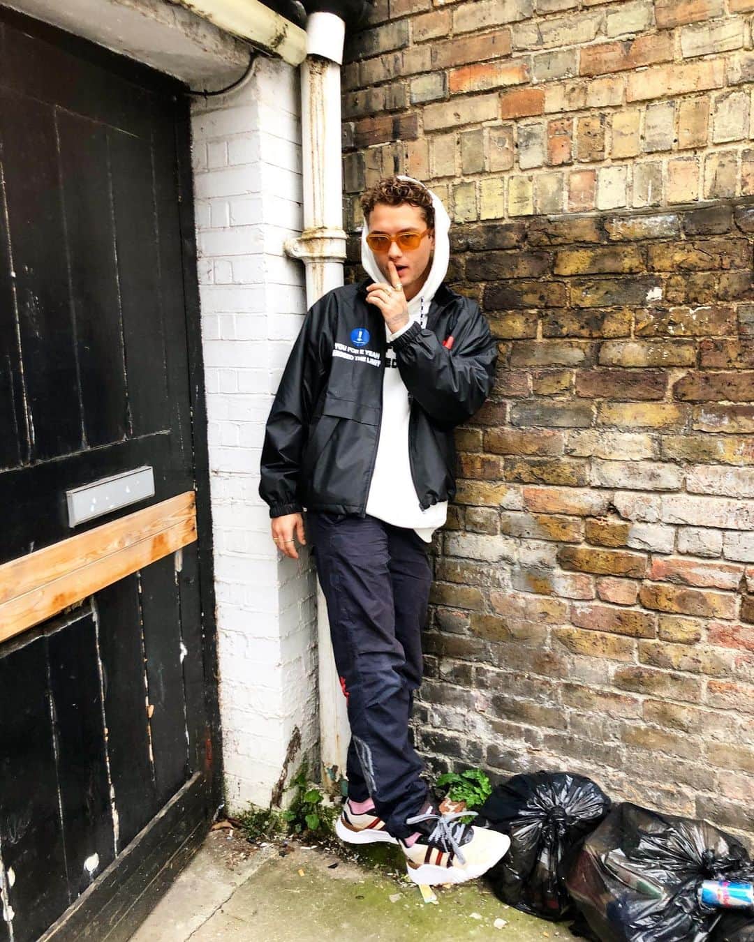 ラファティ・ロウのインスタグラム：「Rubbish Bins and lovely shoes. Two contrasting things if you please? 😈」