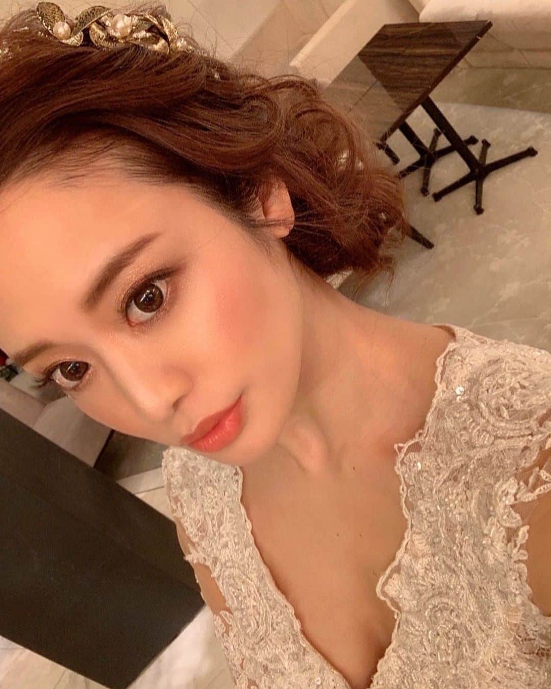 akari♡ 小林あかりのインスタグラム：「hair @tmy_o3.pugmi 💕 make @narumii.s 💄 dress @failily_wedding 👰 accessory @couleurire_ 💍 camera @tetsu_bridalphotographer 📸 . ずっと前から見ていたともよさんと @blanche_ginza のInstagram🧸💓 . 呼んで頂いた時はものすごく嬉しくて、去年からずっとずっっっっと今日をすっごく楽しみにしていた🤭💕 . 本当に全てが最上級でした、、やっぱりともよさんはすごかった、、 . 今日お世話になった皆さん、朝から本当にありがとうございました🙈💕 . #ブライダルヘア#ウェディングドレス #プレ花嫁 #wedding #ウェディング撮影 #肌荒れしないように今日までとても高い飲むヨーグルトを飲み続けていつも以上の保湿でテカテカでケアしたよ😌笑 #本当に楽しくて素敵な時間だったなあ🥰 #詳細気になる方はタグ付けしたInstagramに撮影の動画が載っているので見てみてください🥳」
