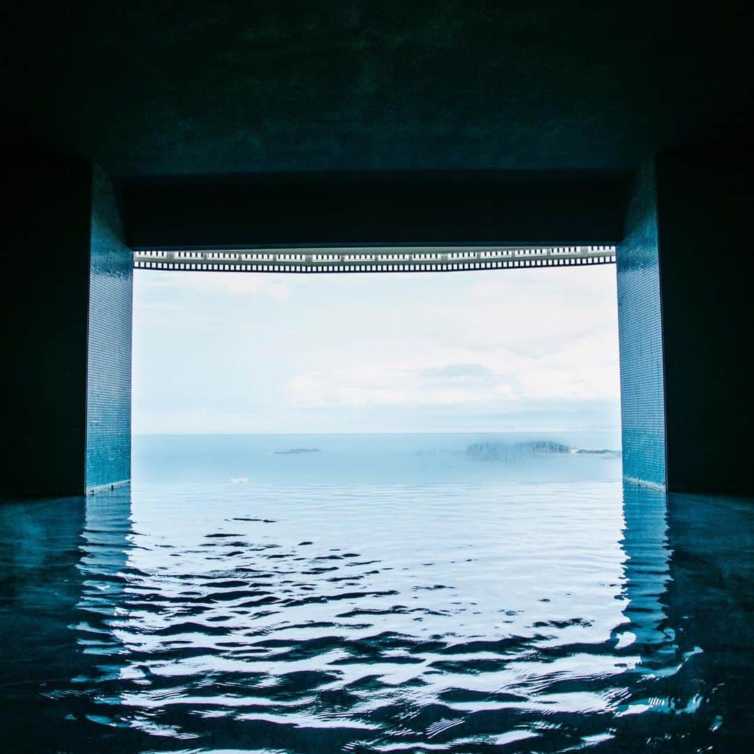 Hanako公式さんのインスタグラム写真 - (Hanako公式Instagram)「＼とっておきの“温泉旅”、集めました！／﻿ Hanako×ゆこゆこ『いい湯に出逢う旅。』無料でプレゼント♨️気になる内容をチラ見せ。﻿ ﻿ 海に浮かんでいるような、地平線と繋がる絶景温泉〈インフィニティート ホテル&スパ南紀白浜〉。白浜温泉の中でも最も古い源泉といわれる由緒ある「行幸温泉」から引いたかけ流しなのが特徴🐋﻿ ﻿ 【申し込みは終了しました。】 #Hanako #Hanako_magazine #ゆこゆこ #ゆこたび #温泉 #温泉旅館 #温泉旅行 #温泉女子 #女子旅 #タビジョ #旅ごはん #旅グルメ #カフェ巡り #旅の記録 #旅の思い出 #旅行好き #グルメ旅行 #南紀白浜 #白浜旅行 #白浜カフェ #白浜温泉 #旅の記録 #travelgram #onsen #photoby_kiichifukudai」1月23日 21時52分 - hanako_magazine