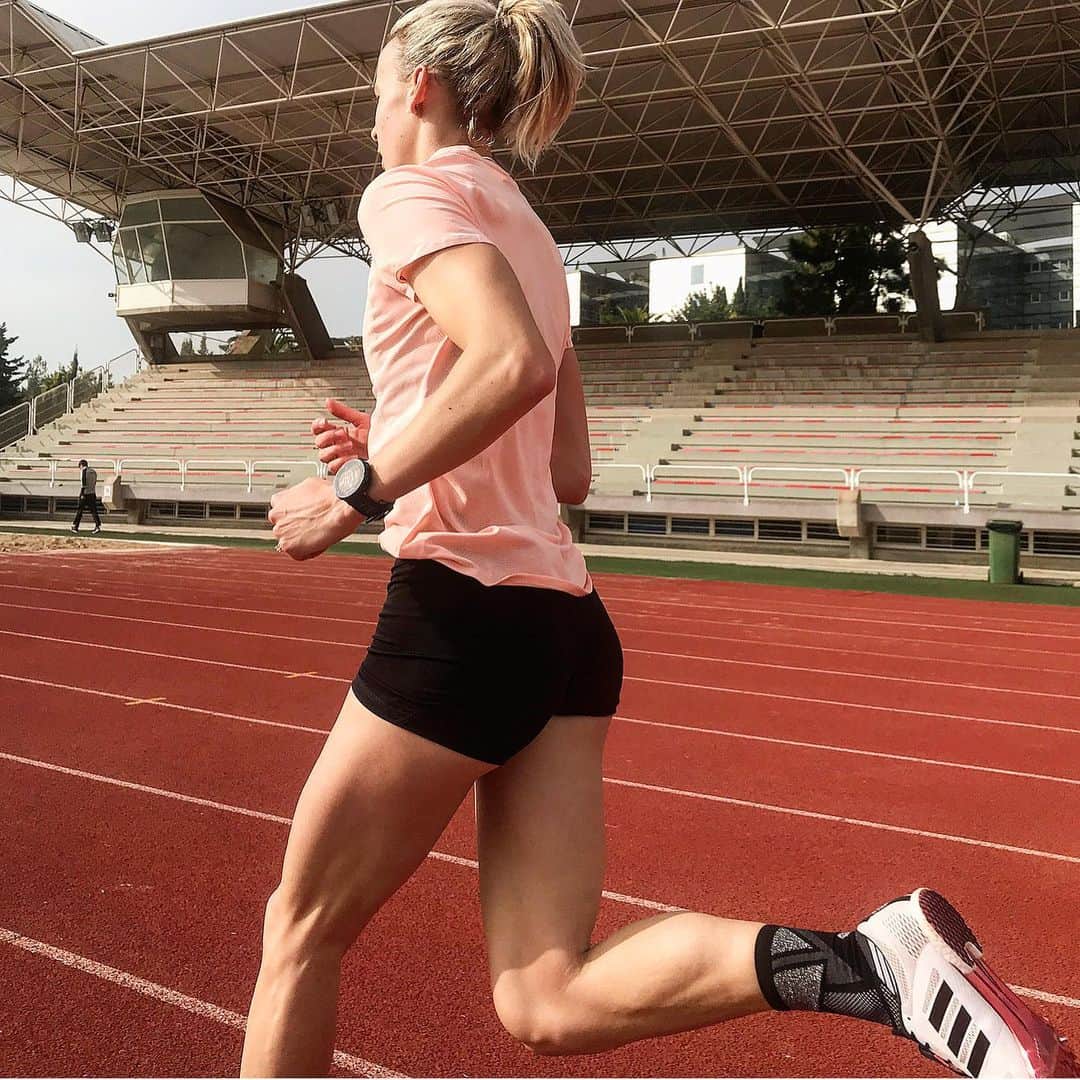 リンジー・シャープのインスタグラム：「Back in my business shoes 👟🔥🤗」