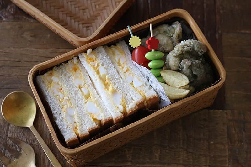 にぎりっ娘。のインスタグラム：「* シンプルな卵サンド弁当 ・ なんだかんだ、このシンプルな卵サンドが1番好きで喜ばれる。 ・ そのかわり、下味冷凍していたのり塩唐揚げでボリュームを。 ・ 美味しいとLINE貰ったお弁当😊 ・  初出版記念としてお弁当箱のプレゼント企画をしています！ 人気料理研究家の#ワタナベマキ　さんのアルミお弁当を抽選で10名様にプレゼント! 【応募方法】 にぎりっ娘の「はじめての子どもべんとう」のカバー写真をInstagramにハッシュタグ(#にぎりっ娘べんとう )を付けて投稿するだけです。  まだ応募者が少ないので、確率高いですよ〜‼️笑 ただし、子ども用になりますのでご注意下さいね！  作成動画はYouTubeにて。 #お弁当中#お弁当#愛妻弁当#旦那弁当#手作り弁当#ランチ #簡単レシピ #lunch#lunchbox#obento#bento#japan #japanesefood #love #nofilter #foodstagram #food #foodporn #instagood #nigiricco#youtube #youtuber #yummy  #life #swag#healthyfood * お弁当作成動画配信中 youtube内検索で 「お弁当中」か「にぎりっ娘」で検索してね😘」
