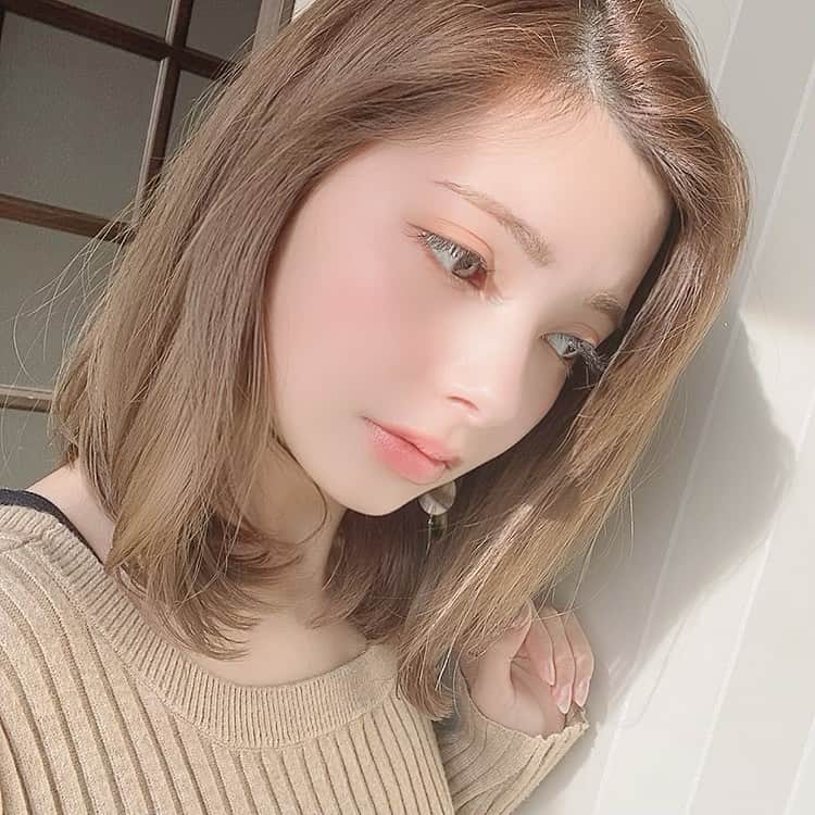 HELENAのインスタグラム：「こんばんは！成人式も終わったので先日わたなべさんにバッサリ切ってもらいました💇‍♀️ メイクは @dazzshop_official のspring collection🧡アイシャドウは27番でマットなタイプです🍊いままでずっとキラキラしたの使ってたから新鮮！！リップはAWAKING SILKY ROUGEの05番だよ〜！ ちなみに着けているピアスは大好きな @m.a.y.handmade さんのもので本物の貝殻でいろんな見え方するの♡ここのピアス他にも3個もってて、友達のお誕生日にもプレゼントした😚  #dazzshop  #dazzshopメイク #メイクアップ　#アイメイク #pr」