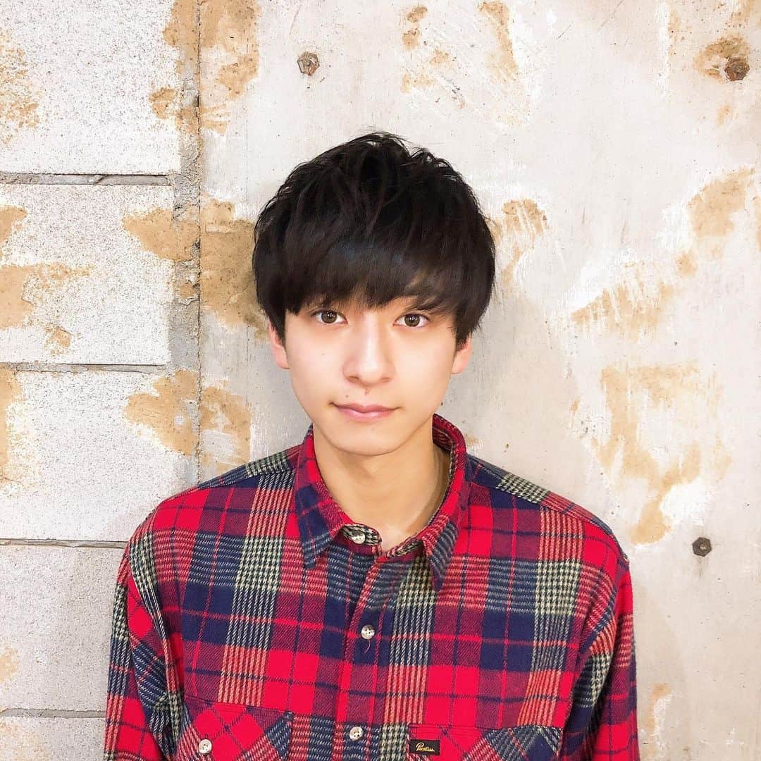 岡田翔大郎のインスタグラム：「. 髪伸びるのが早い。。。 てことでチョキン✂︎ .  #岡田翔大郎」