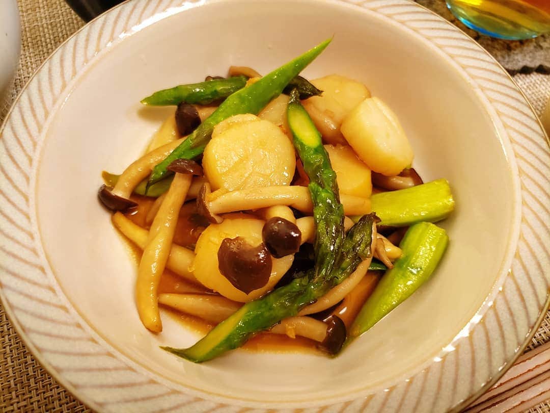 葉山いくみのインスタグラム：「ふるさと納税で届いたホタテをにんにくバター醤油でいただきます😋🍴💕 #おうちごはん」
