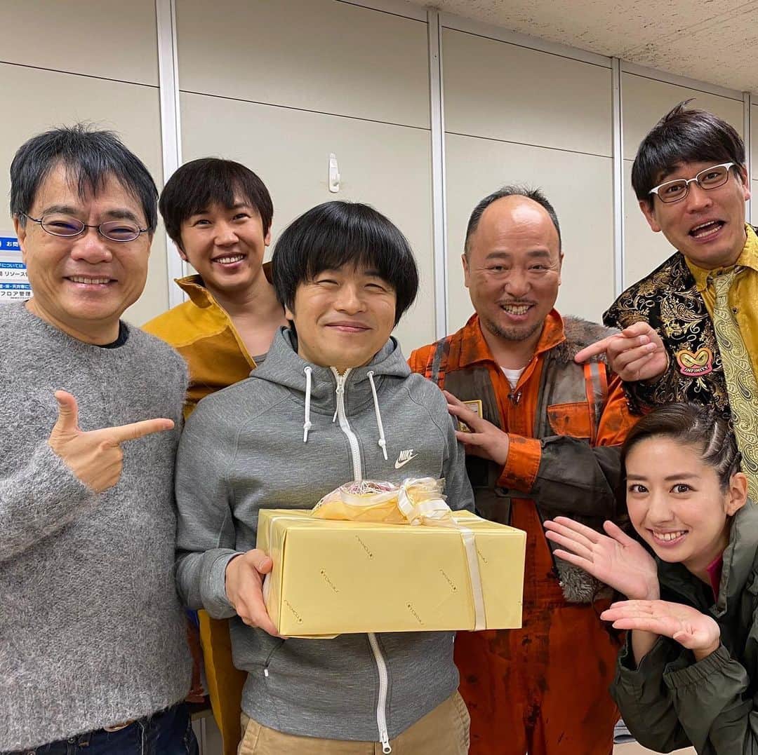 いとうせいこうのインスタグラム：「昨日の収録にて。この直前に金子君とマキタ君の誕生日ケーキが出てて、おめでたいやつが多かった！」