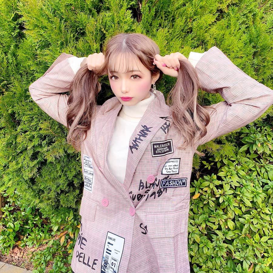 のインスタグラム：「この前天気良かったからパシャリ📸🔆🔅 セルフヘアアレンジ👧🏼🍒👱🏻‍♀️笑 ガチャガチャペイントのジャケットめっかわ🤟🖤 @creage_official  #ツインテール #ポニーテール #まとめ髪 #ヘアアレンジ #ジャケットコーデ #タートルネック #韓国ファッション #ペイント」