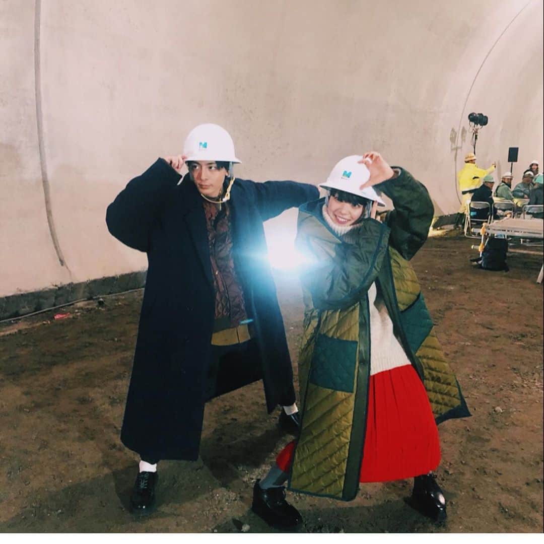 岸井ゆきののインスタグラム：「『前田建設ファンタジー営業部』の日本初！トンネル試写がおわりました☺️☺️ in福島！ マジンガーZもきてくれましたよ✨  劇中では掘削中だったトンネル。 無事に貫通して、こんなに美しくコンクリート吹き付けされていました！ ご協力いただいたみなさま！ 寒いなかきてくださったみなさま！前田建設さま！ ほんとうに有難うございました！！！ たのしかった… 映画の中では工場見学のようにトンネル内の作業が見れます。 ほんとうにすごいんです！ マジンガーZの格納庫を作るため、掘削の技術を学ぶ重要なシーンで出てきます。  格納庫を作ろうとした大人たちが、実際に居たのです。 すごいよ。ほんとうにあった"前田建設ファンタジー営業部！" 公開は1/31です！ ぜひ公開してすぐ、あつあつのうちに劇場で見て下さいね💛❤️」
