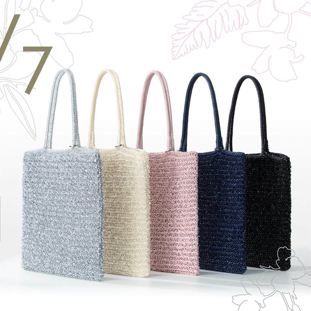 ANTEPRIMAさんのインスタグラム写真 - (ANTEPRIMAInstagram)「Mix knitted with our signature wire cord, RAFIA FLAT LUGGAGE 24/7  makes the #WIREBAG re-imagined in time for your next warm-weather vacation, so don't leave this multifunctional tote in your wish list for too long. This super light bag is spacious enough to fit all your essentials. Stay tune for more shades ! ﻿ ﻿ ﻿ ﻿ ﻿ #Anteprima #SS20 #Rafia #24/7 #AnteprimaWIREBAG ﻿ #SpringSummer2020 #Classic  #GiftForHer #style #Fashion #Italian ﻿ #Luxury #Instabag #Design #Lifestyle #Urban  #Cuba #Summer #Luggage #Handcraft #TravelBag #アンテプリマ #ワイヤーバッグ #패션 #summerbag #vacaybag」1月23日 21時58分 - anteprimaofficial
