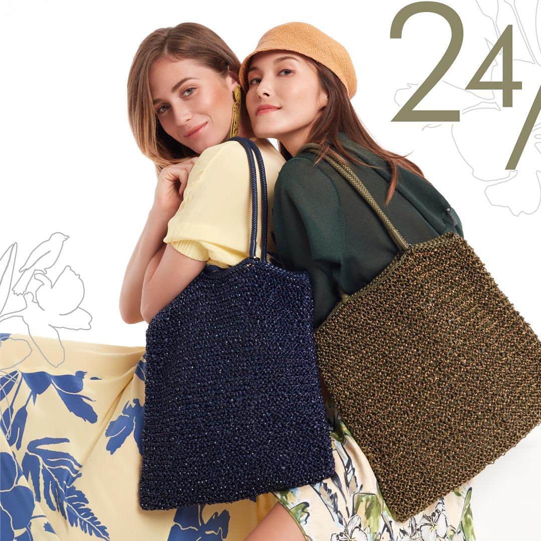 ANTEPRIMAさんのインスタグラム写真 - (ANTEPRIMAInstagram)「Mix knitted with our signature wire cord and raffia - RAFIA FLAT LUGGAGE 24/7  makes the #WIREBAG re-imagined in time for your next warm-weather vacation, so don't leave this multifunctional tote in your wish list for too long. This super light bag is spacious enough to fit all your essentials. Stay tune for more shades ! ﻿ ﻿ ﻿ ﻿ ﻿ #Anteprima #SS20 #Rafia #24/7 #AnteprimaWIREBAG ﻿ #SpringSummer2020 #Classic  #GiftForHer #style #Fashion #Italian ﻿ #Luxury #Instabag #Design #Lifestyle #Urban  #Cuba #Summer #Luggage #Handcraft #TravelBag #アンテプリマ #ワイヤーバッグ #패션 #summerbag #vacaybag」1月23日 21時58分 - anteprimaofficial
