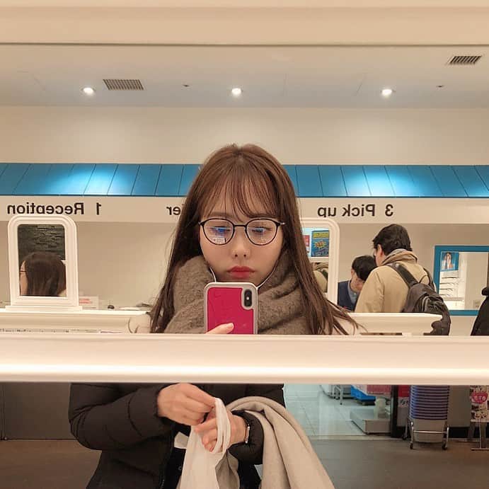 Aoiさんのインスタグラム写真 - (AoiInstagram)「みんなメガネについて沢山DMありがとう🤣 帰るんかーい！ってツッコミが多くて愛を感じたよ♡ 投票の結果こちらを今度買いに行くことにしました👓 視力下がってませんように🙏  #zoff#めがね」1月23日 22時09分 - aoioa