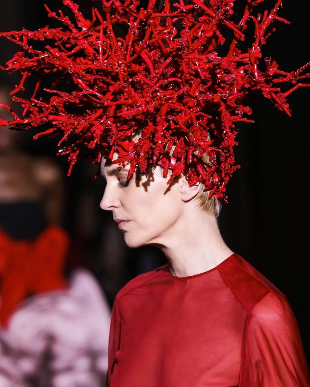 Valentinoさんのインスタグラム写真 - (ValentinoInstagram)「Transparencies, openings, ruffles and structures give way to the new #ValentinoHauteCouture #SpringSummer20 collection, shown yesterday in Paris’ Hotel Salomon de Rothschild. Photos by @fashiontomax」1月23日 22時09分 - maisonvalentino